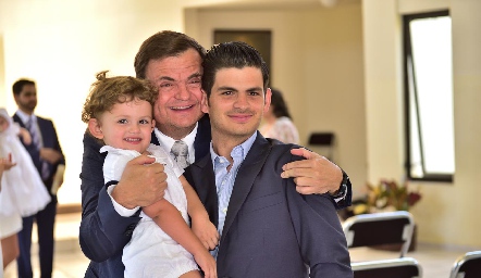  Oscar Cabrera con su nieto Santiago y su hijo Emiliano.