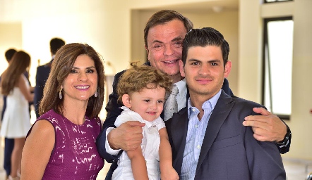  Lucía Escobedo de Cabrera y Oscar Cabrera con su nieto Santiago y su hijo Emiliano.