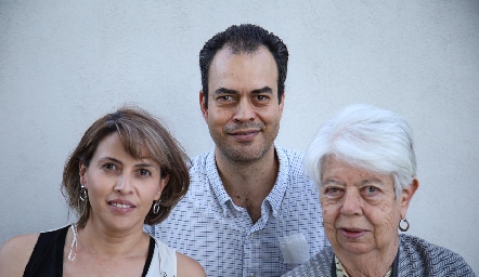  Beatriz Sandoval, Mario Berrones y Victoria Sofía de Berrones.