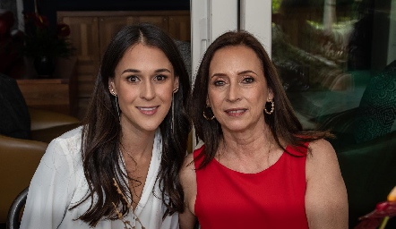 Carmelita Del Valle con su mamá Carmen Bravo.