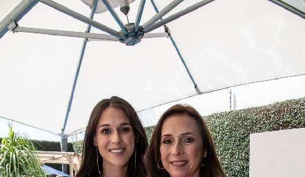 Carmelita Del Valle y su mamá Carmen Bravo.