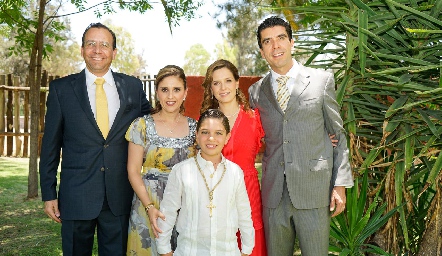  César con sus padrinos Humberto y Maricarmen y sus papás Maggie Aldrete y César Tobías.