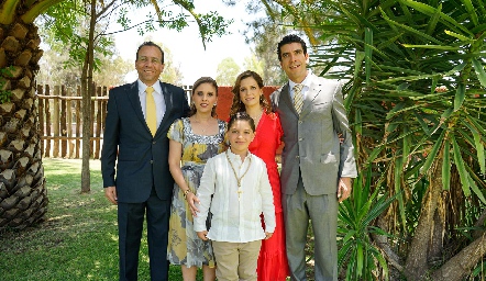  César con sus padrinos Humberto y Maricarmen y sus papás Maggie Aldrete y César Tobías.