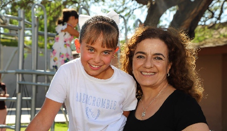  Hanni y su abuela Lilian Abud.