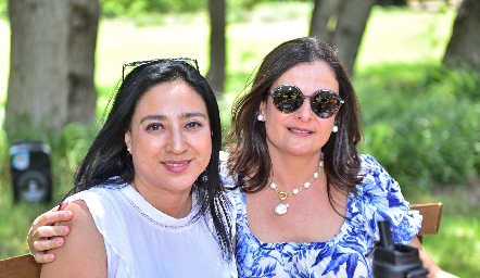  Lupita Ávalos y Elsa Lozano .