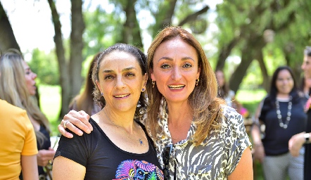  Begoña Robles y Adriana Ocaña .