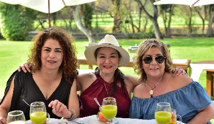  Beatriz, Patricia y Mónica .