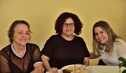  Ester, Kelly y Débora.