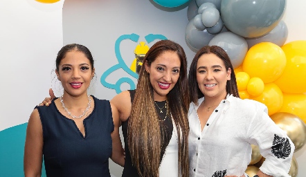  Fernanda Álvarez, Dra. Mayra Álvarez y Adriana Flores.