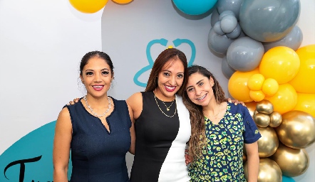  Fernanda Álvarez, Dra. Mayra Álvarez y Ana Montejano.