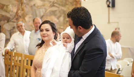  Susana Lozano y Mauricio Romo con su hija Alena.