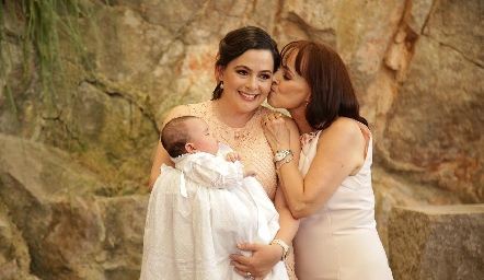  Alena con su mamá Susana Lozano y su abuela Susana Rangel.