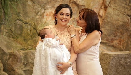  Susana Rangel con su hija Susana Lozano y su nieta Alena Romo.