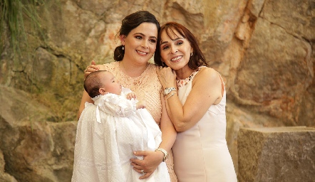  Alena con su mamá Susana Lozano y su abuela Susana.