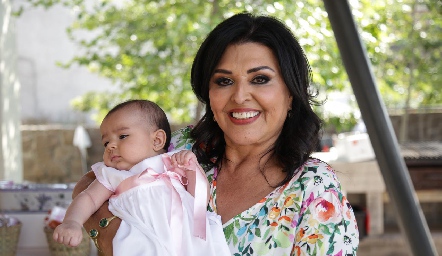  Diana Reyes con su nieta Alena Romo.