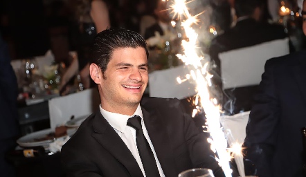  Oscar Cabrera festejando su cumpleaños en la boda de sus amigos Pablo y Nayelli.