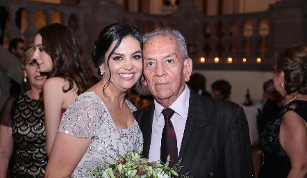  Alejandra con su papá Guillermo Martínez.