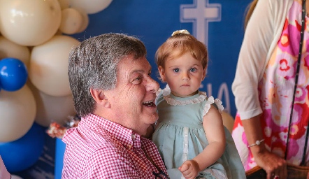  Juan Carlos Valladares con su nieta Emilia.