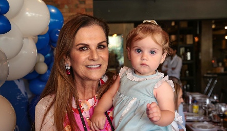  Raquel Eichelmann con su nieta Emilia.