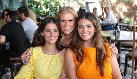  Marisol Eichelmann con sus hijas Marisol y Paulina Leiva.