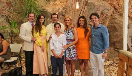  Familia Leiva Eichelmann: Jorge, Marisol, Santiago, Marisol, Paula y Jorge con el padre Chava.