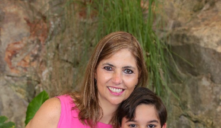  Lourdes Leiva con su sobrino Santiago.