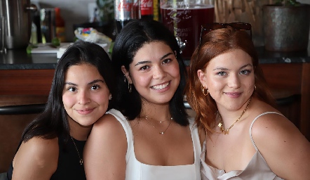  Selene Barajas, Natalia Valdez y María Cuellar .