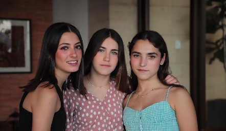  Marina, Emilia y  Camila.