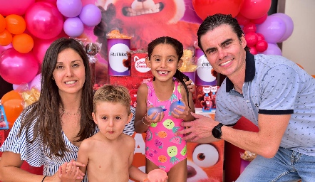  Alejandra Díaz infante y Juan Carlos Flores con sus hijos Juan Carlos y Julia.