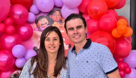  Alejandra Díaz infante y Juan Carlos Flores, papás de Julia.
