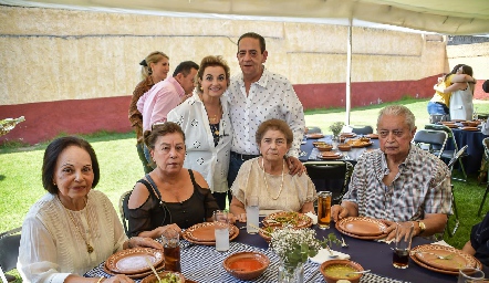  Coco Leos, Paty, La Chata Espinosa, María del Carmen, Toño Cordero y Marco Antonio Espinosa.