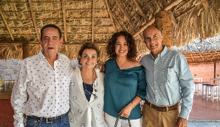 Toño, María del Carmen, Liliana y Everardo Martínez.