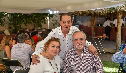  Mónica Martínez y Alejandro Acebo con Toño.