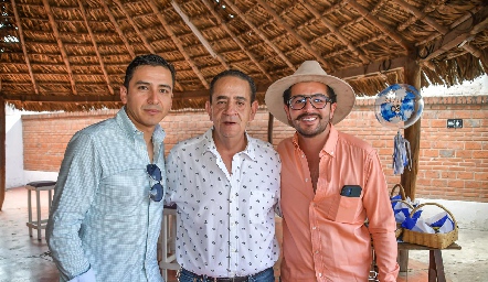  Rubén Salinas, Toño y Gerardo Salinas.