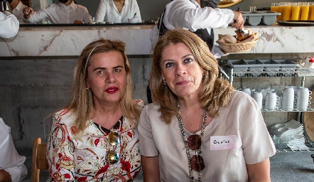  Benilde Díaz y Elvira Goldaracena.