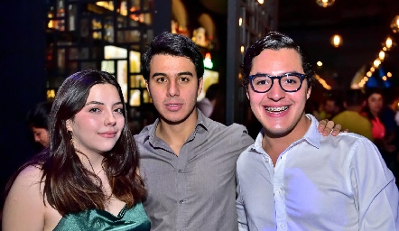  Carmina, Elliot  y Mario .