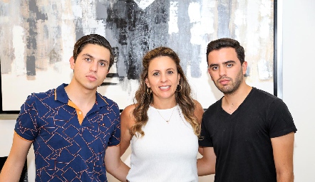  Érika Rodríguez con sus hijos Andrés y Diego Zepeda.