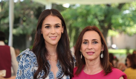  Carmelita Del Valle con su mamá Carmen Bravo.