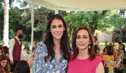  Carmelita Del Valle con su mamá Carmen Bravo.