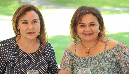  Claudia González y Tita Aguillón .