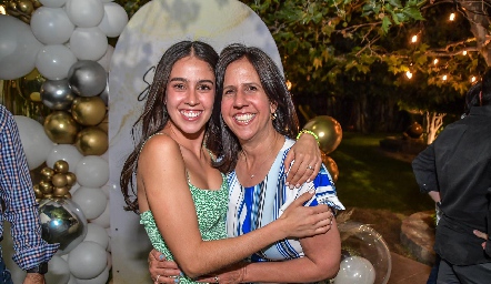 Natalia Navarro con su mamá Claudia Nava.
