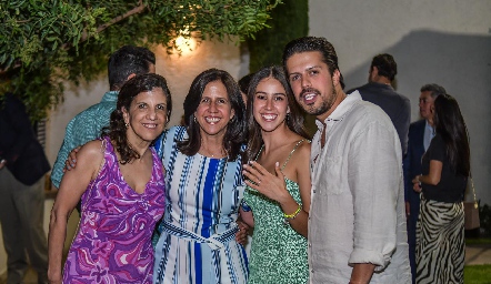  Cristina, Claudia, Natalia y Jaime Navarro.