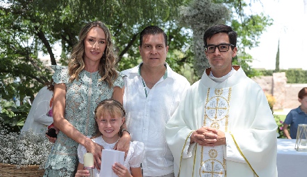  Maru Muñiz y Javier Vallejo con su hija Valeria y el padre.