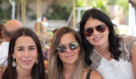  Lorena Gil, Marcela Torres y  Liz Alcalde.
