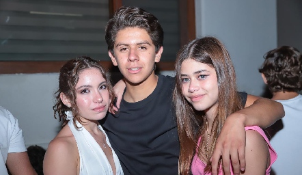 María Andrea, Pato Ojeda y Ximena Martínez .