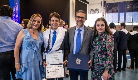  Patricia Salazar, Carlos Manuel González, Carlos González y Montse González.