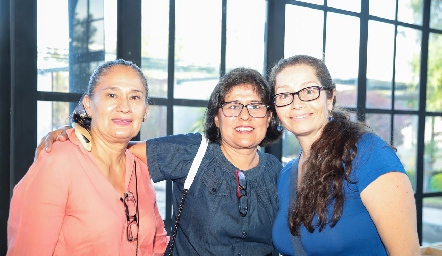  Patricia Jara, Rosario Jara y Elvira Avila.