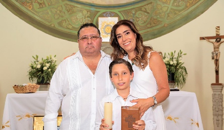  Alejandro Medlich y Silvia de la Vega con su hijo André.