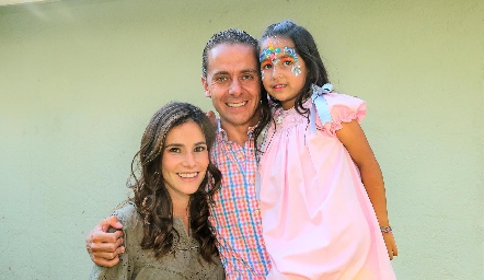  Mary Carmen Meade y José Alberto Torres con su hija Fernanda.