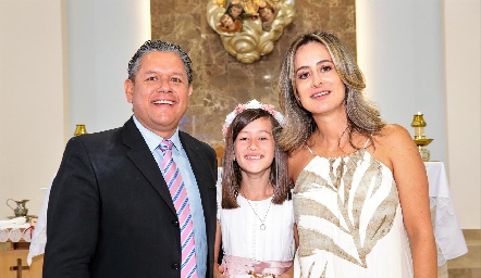  José Guevara y Gabriela Acosta con su hija Pía.